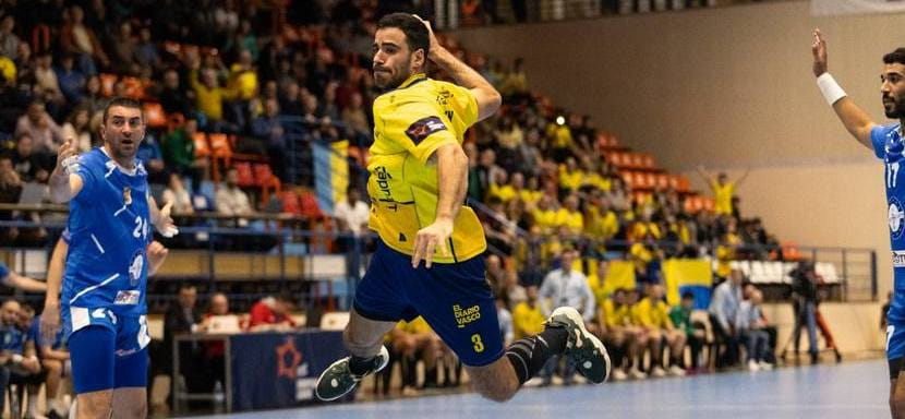 Испания. Линейный "Бидасоа" Андер Угарте после этого сезона завершает карьеру. Его призван заменить серб Марко Евтич