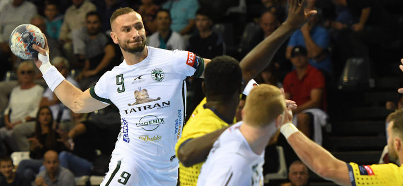 Левый полусредний словацкого "Татрана" Доминик Крок расторг контракт с клубом. 31-летнему игроку предстоит еще одна операция на плече