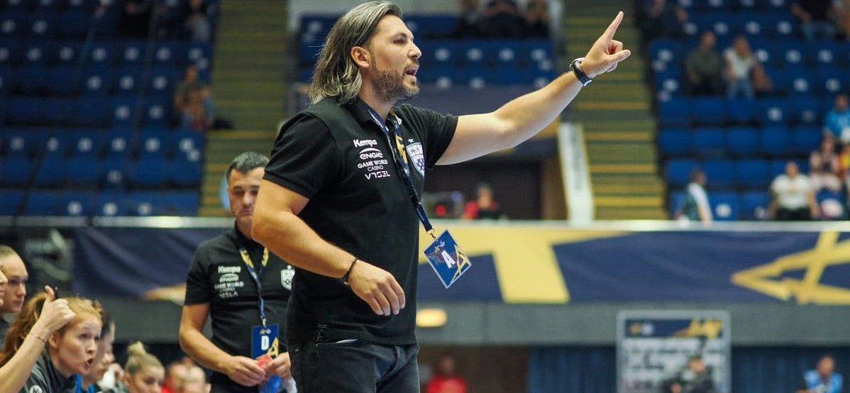 Бывший главный тренер "Бухареста" Адриан Василе подал жалобу в федерацию и требует, чтобы клуб выплатил ему задолженность по зарплате