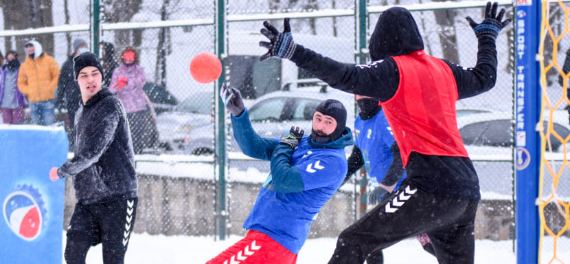 Let it snow! Снежный гандбол — зимняя альтернатива "пляжке" и развлечение для закаленных