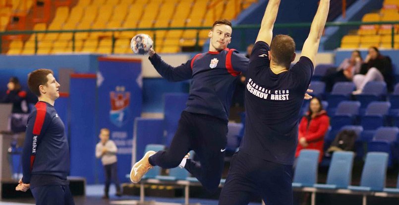 Гандболисты БГК имени Мешкова с победы начали выступление на товарищеском турнире в Бяла-Подляске