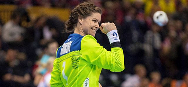 Норвегия. Двукратная олимпийская чемпионка Кари Гримсбо награждена гандбольной статуэткой от национальной федерации