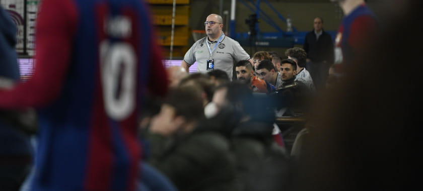 "Адемар" принял "Барселону" на арене, где идёт ремонт. В зале было +3 и грязно, запасные каталонской команды сидели в куртках (ФОТО)