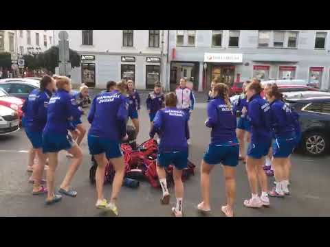 Зажигательный командный танец российских гандболисток после победы над француженками 