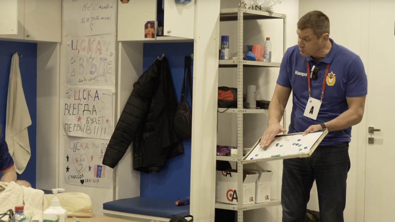 ЦСКА подключил микрофон на главном тренер Олеге Ходькове во время игры