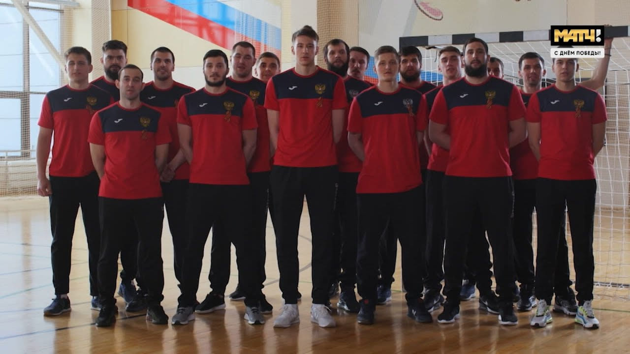 Игроки сборной России и ЦСКА исполняют песню "День Победы"